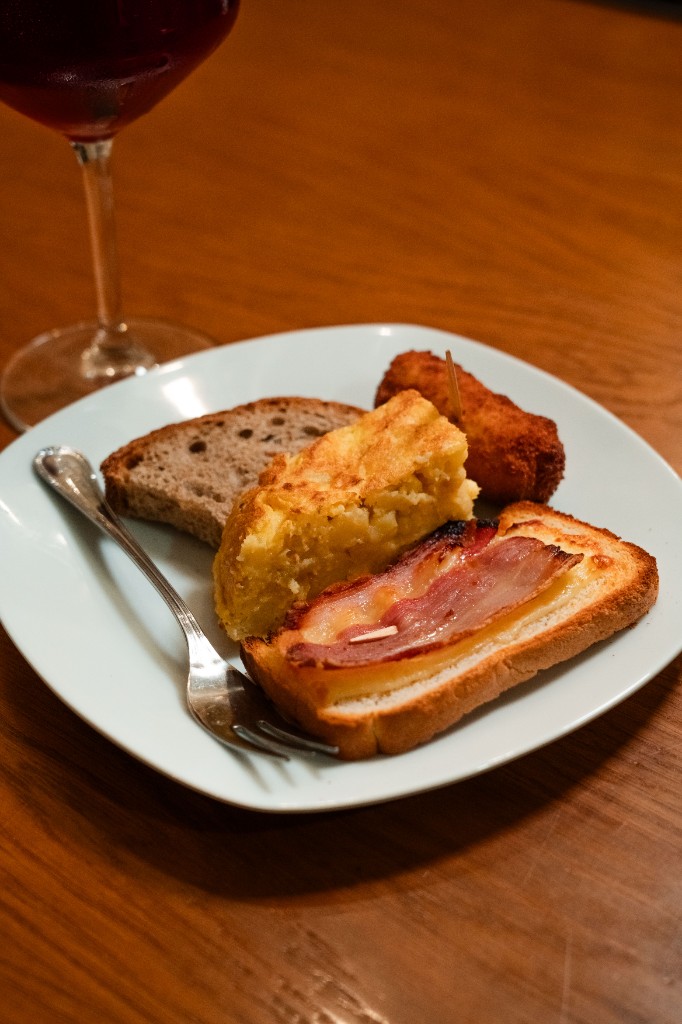 O Completo: tortilla, panceta y croqueta