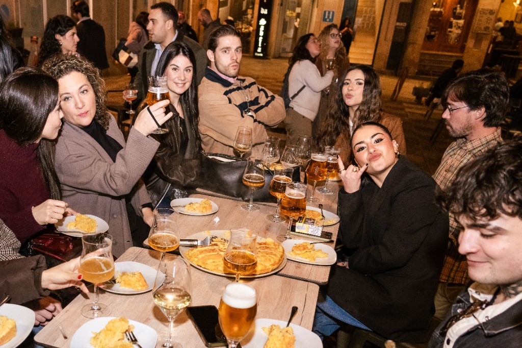 Mesa con tortilla y cañas en la terraza